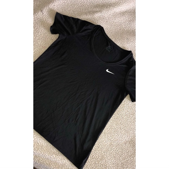 💕😍❤️MAKE AN OFFER! NIKE DRI FIT TEE❤️😍💕 - Picture 2 of 3